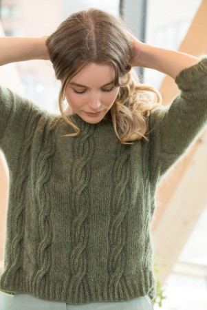 DG413-03 Evelina Genser grønn | Strikkepakke | Tynn Kidsilk Dale Garn
