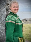 Bunadstrikk modell Lisa grønn tilpasset Nordlandsbunaden Strikkepakke thumbnail