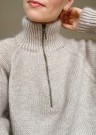 Zipper Sweater | Peer Gynt Lys beigemelert Strikkepakke | PetiteKnit thumbnail