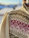 Ingrid tilpasset bunader med blomsterbroderier Bunadstrikk  thumbnail