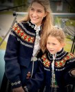 Helene, tilpasset Nordfjordbunaden Bunadstrikk thumbnail
