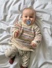 PetiteKnit Frankie Sweater Baby (oppskrift) thumbnail