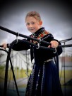 Lilly, tilpasset Nordfjordbunaden for barn Bunadstrikk thumbnail