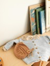 2413-4 Fillip cardigan, pants og bonnet (oppskrift) thumbnail