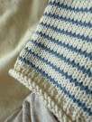 PetiteKnit Frankie Sweater Baby (oppskrift) thumbnail
