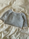 PetiteKnit Frankie Sweater Baby (oppskrift) thumbnail