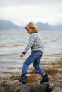 404-1 Lillefjellgenser barn i Lamull Natur og Gråblå Strikkepakke thumbnail