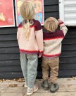 PetiteKnit Cross Sweater Junior (oppskrift) Papirutgave thumbnail