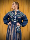 Lisa, tilpasset Nordlandsbunaden Blå Bunadstrikk  thumbnail