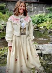 Maren hvit tilpasset bunad/drakt med blomsterbroderier Bunadstrikk 