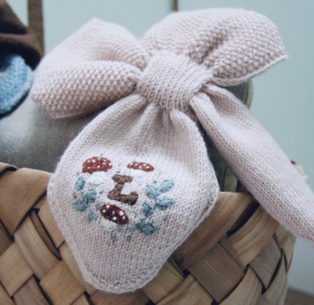 Smetteskjerf med monogram (oppskrift) The Knitting Stories