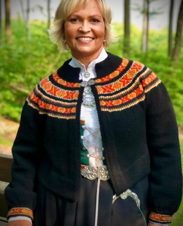 Grethe Svart, tilpasset Vestfoldbunadene Bunadstrikk