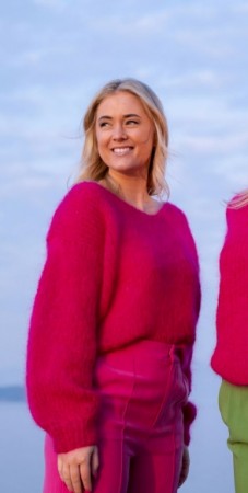DG451-02A Amanda genser Myk Påfugl PINK 7946 Strikkepakke