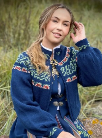Bunadstrikk Modell Lisa, tilpasset Nordlandsbunaden Blå Strikkepakke