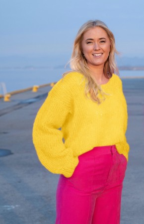 DG451-02C Amanda genser Myk Påfugl GUL 7947 Strikkepakke