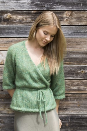 DG408-17 Moor omslagsjakke | Kidsilk Erle | Strikkepakke House of Yarn