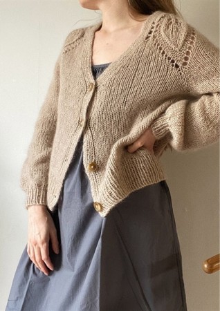 Leknit Chunky Dahlia V-neck cardigan Lys beige Strikkepakke