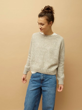 358 Tuvas Lamullgenser | GRÅ BEIGE Lamullgarn og plum | Strikkepakke Rauma Garn