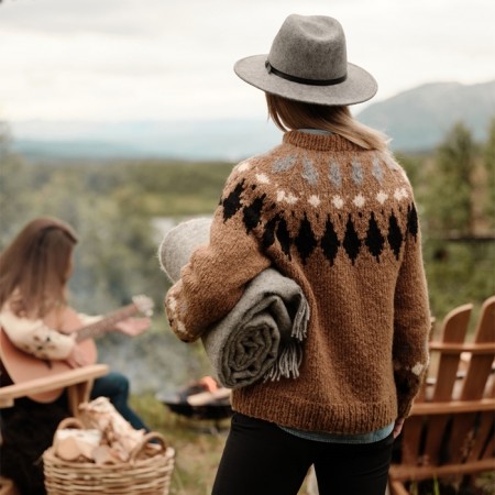 Village Sweater Brun Strikkepakke Tove Lindtein