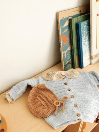 2413-4 Fillip cardigan, pants og bonnet (oppskrift)