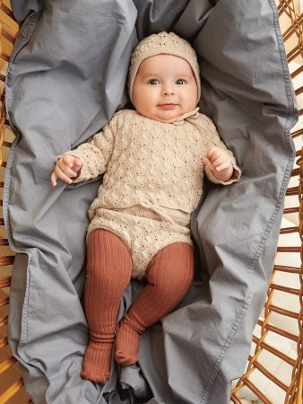 2413-2 Lilja Cardigan, Diaper Pants, Tights og bonnet (oppskrift)