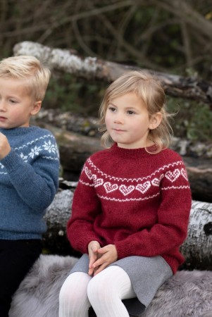 DG420-02 Hjertegenser dyp rød | Alpakka Forte Classic | Strikkepakke Du Store Alpakka