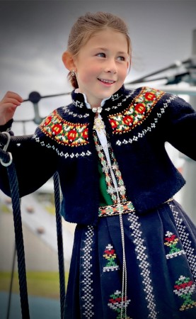 Bunadstrikk Modell Lilly, tilpasset Nordfjordbunaden for barn