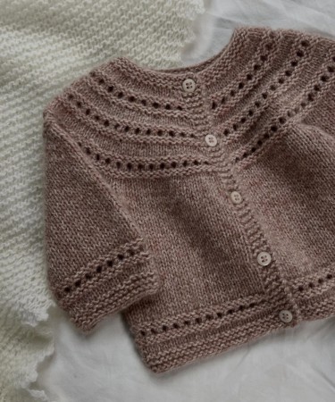 Indiblomst Riddervold jakke 24m/10cm (oppskrift)