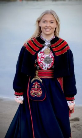Bunadstrikk modell Stina Strikkepakke
