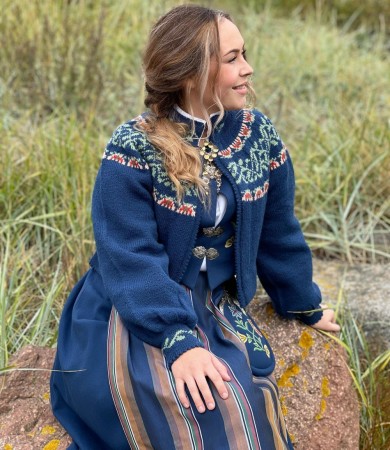 Lisa, tilpasset Nordlandsbunaden Blå Bunadstrikk 