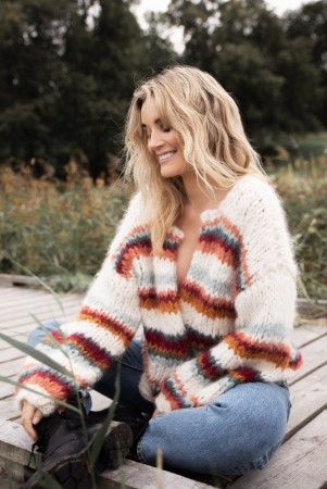 CP05-01 Wildflower jakke hvit | Camilla Pihl FNUGG | Strikkepakke 