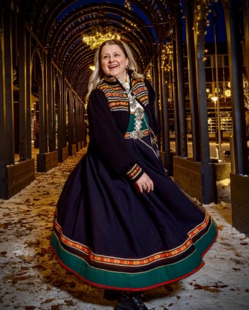 Heidi tilpasset vestfoldbunadene Blå Bunadstrikk  Bunnfg 4447 i Finull