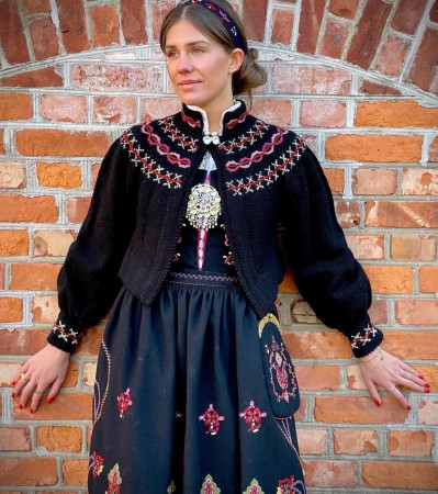 Martha tilpasset Sunnmørsbunaden, Ørskog Sort Bunadstrikk 