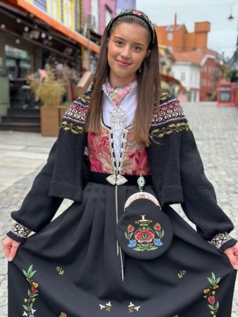 Maren Sort rosa fargetoner Bunadstrikk