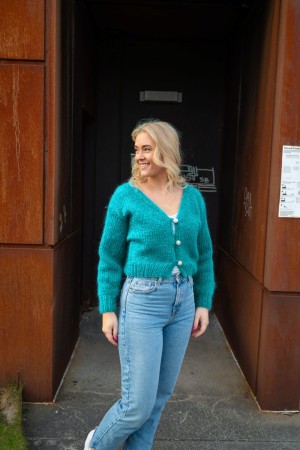 DG451-23 Amanda kort jakke Myk Påfugl TURKIS 7950 Strikkepakke