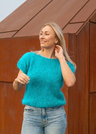 DG451-24 Fluffy t-shirt Myk Påfugl TURKIS 7950 Strikkepakke