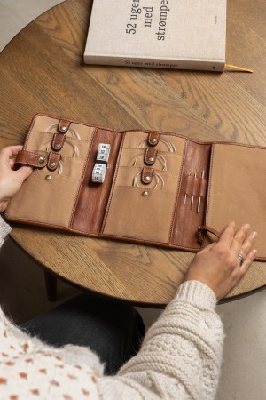 Re:Designed Project 7 Walnut/Gold Pinneetui