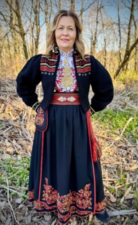 Anne jakke bunadstrikk tilpasset Øst-Telemarkbunaden Finull