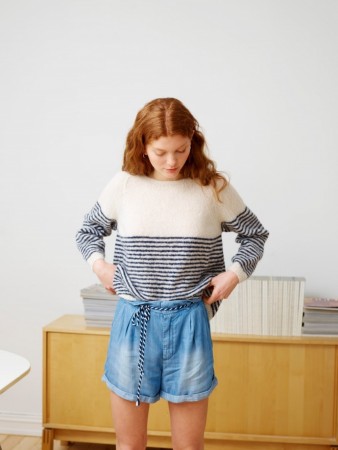 284-2 Maritim Genser | Alpaca Silk Natur og Marine Rauma Garn