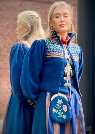 Linnea jakke tilpasset Nordlandsbunaden BLÅ Bunadstrikk 