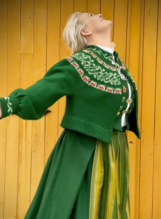 Bunadstrikk modell Lisa grønn tilpasset Nordlandsbunaden Strikkepakke