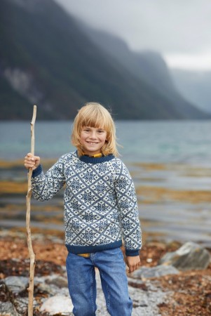 404-1 Lillefjellgenser barn i Lamull Natur og Gråblå Strikkepakke
