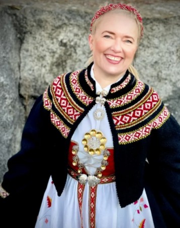 Anita tilpasset Åmlibunaden Bunadstrikk