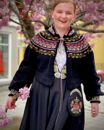Maren Sort rosa fargetoner Bunadstrikk 