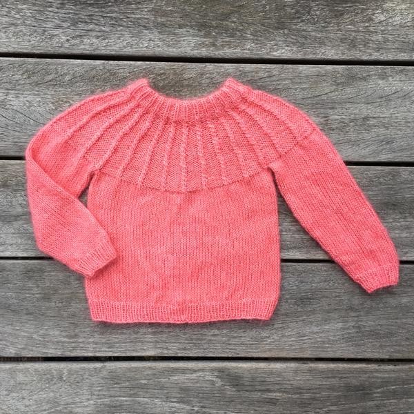 Sweateren på billedet er strikket i Knitting for Olive CottonMerino - Koral og Soft Silk Mohair - Koral