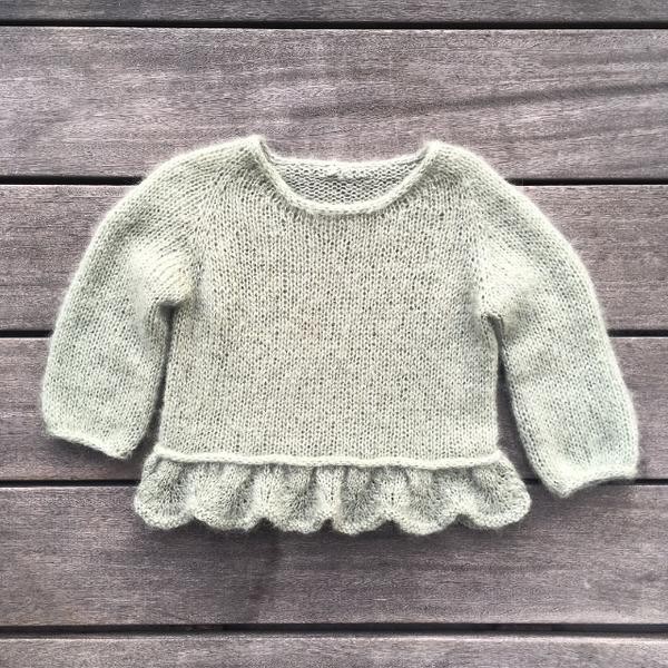 Sweateren på billedet er strikket i Soft Silk Mohair i farven Støvet Artiskok