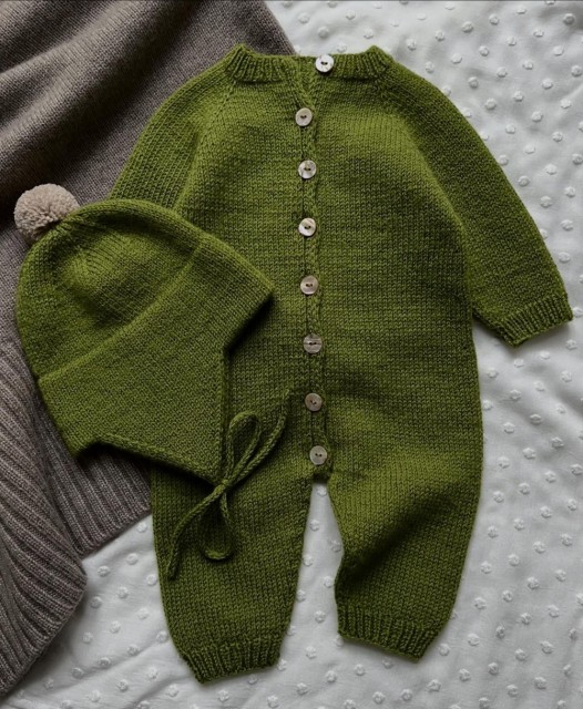 Perfekt lite sett utover våren. Briskeby babydress Light og Elisenberg lue Light. Strikket i Sunday fra Sandnes.