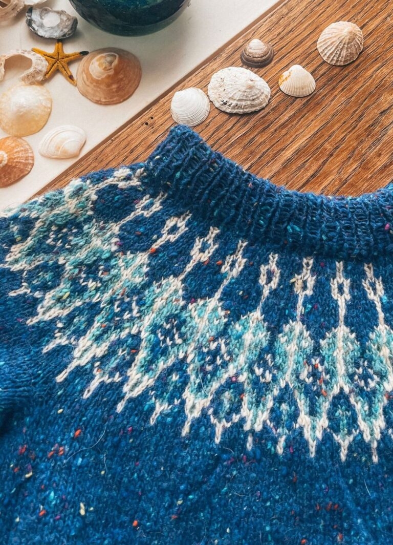 Bilde lånt av Linka Neumann, du finner oppskrift på Tusseladd genser barn finner du i boka Villmarksgensere barn, Donegal er brukt i denne.