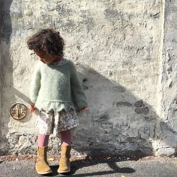 Sweateren på billedet er strikket i Soft Silk Mohair i farven Støvet Artiskok